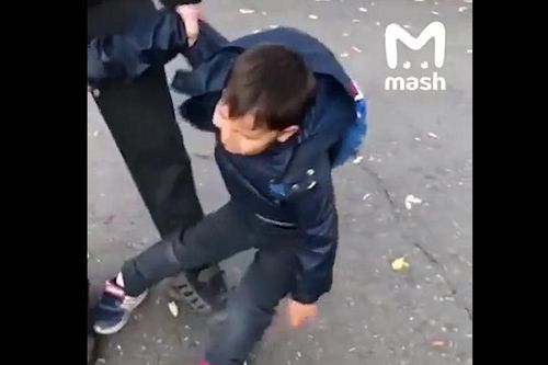 Clip cậu bé Nga cầu cứu vì không muốn đi học 'gây bão'