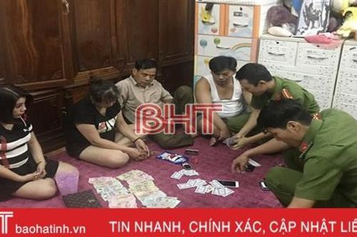 Phá 'ổ bạc' giữa trung tâm TP Hà Tĩnh, thu giữ hơn 90 triệu đồng
