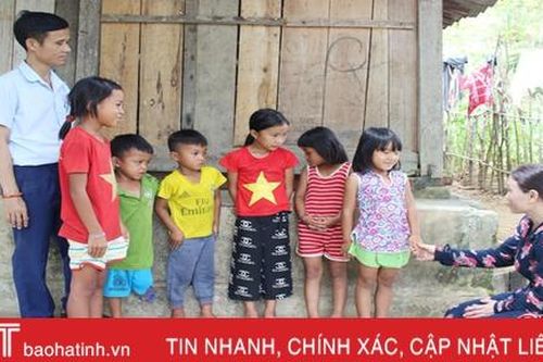 Vận động học sinh bản Rào Tre đến lớp, khó mấy các cô cũng không bỏ cuộc