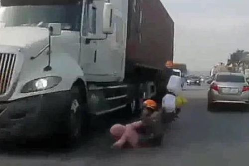 Cả gia đình thoát chết ngay trước bánh xe container