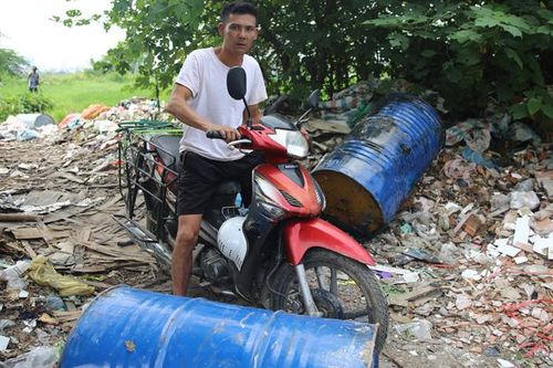 10 thùng phuy nghi là chất thải công nghiệp độc hại bị đổ trộm trên Đại lộ Thăng Long