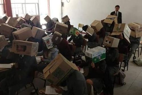 Bắt học sinh đội bìa cát tông trùm kín đầu làm bài để tránh gian lận, thầy giáo gây tranh cãi dữ dội
