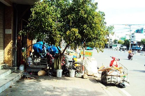 Phế liệu bịt kín vỉa hè