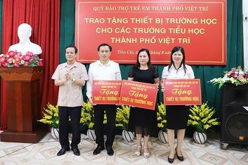 Trao tặng thiết bị trường học cho 3 trường tiểu học trên địa bàn thành phố Việt Trì