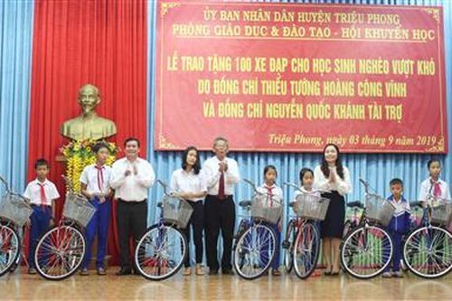 Trao tặng học bổng và xe đạp cho học sinh nghèo hiếu học