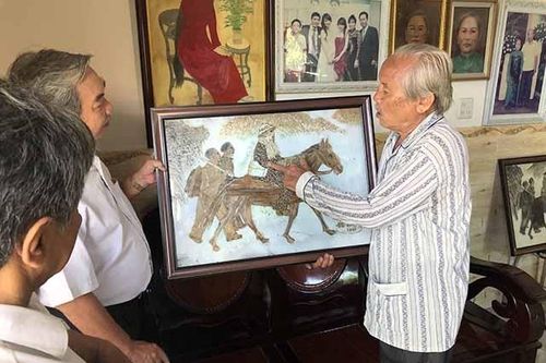 Người mê làm tranh Bác Hồ