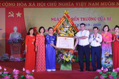 Đón Bằng công nhận trường đạt chuẩn Quốc gia