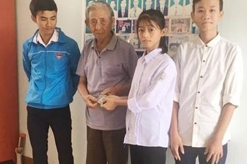 Biểu dương hai học sinh trả lại 14 triệu đồng cho người đánh rơi