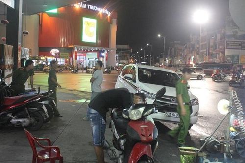 10 đối tượng 'vác' dao và mã tấu rượt đuổi chém gục một thanh niên