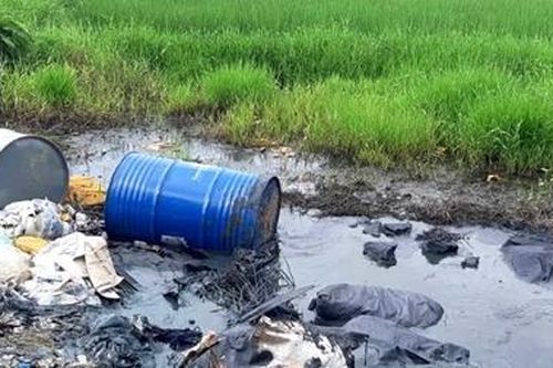 Tái diễn nạn đổ chất thải trộm trên Đại lộ Thăng Long