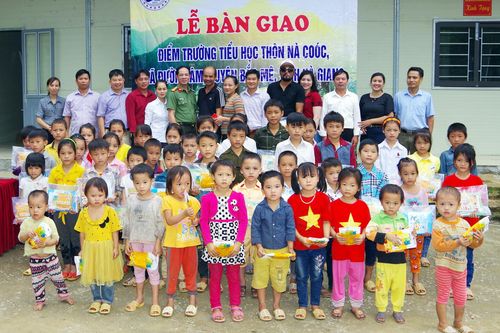 Thắp sáng ước mơ cho các em học sinh Trường Nà Coóc