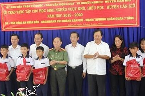 Báo CAND tặng bút, tập vở cho học sinh nghèo vượt khó, huyện đảo Cần Giờ