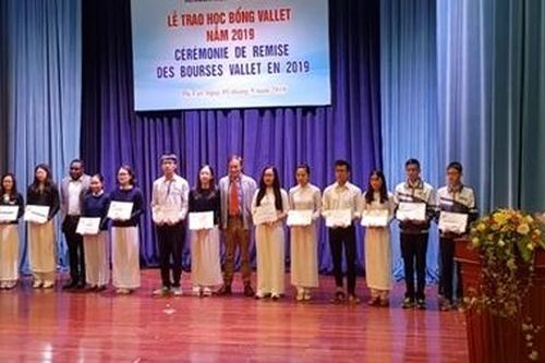 Trao học bổng cho HS, SV xuất sắc của 5 tỉnh Tây Nguyên, 2 tỉnh miền Trung