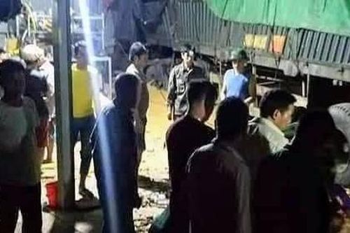 Sơn La: Xe đầu kéo lao vào nhà dân khiến 2 vợ chồng đang ngủ tử vong