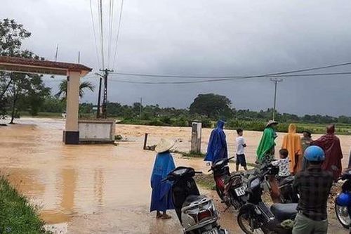 Mưa lớn kéo dài, nhiều huyện miền núi Hà Tĩnh bị ngập sâu, chia cắt cục bộ