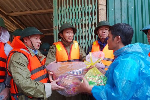 Cứu trợ ở tâm lũ Hương Khê