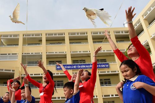 Thả chim bồ câu thay bóng bay trong lễ khai giảng sớm ở Sài Gòn