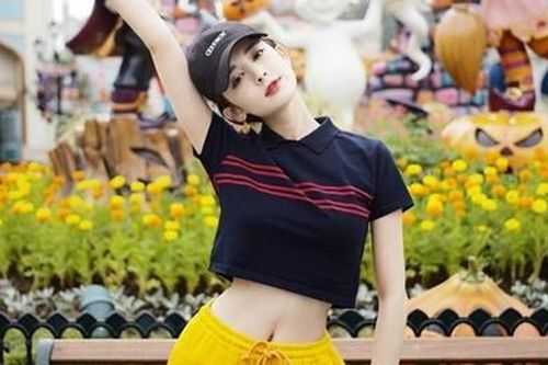 Mỹ nhân Tân Cương Cổ Lực Na Trát mặc áo ngắn khoe 'vòng eo con kiến'