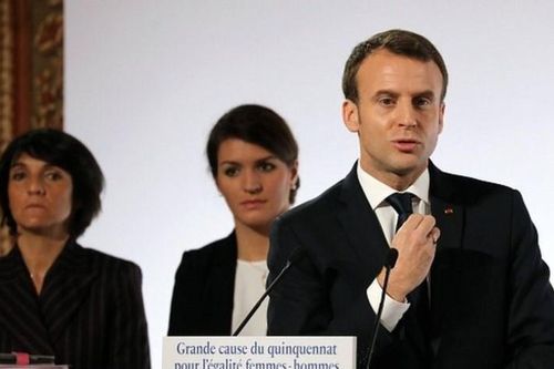 TT Macron đi thị sát, gặp cảnh sát từ chối giúp phụ nữ bị bạo hành