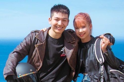 Vợ chồng Khởi My bị nhắc nhở vì chạy xe máy không đội mũ bảo hiểm