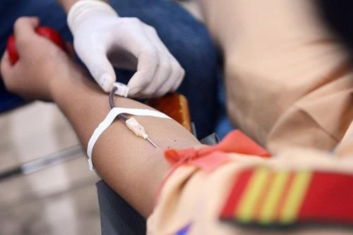 Ba cán bộ công an hiến máu cứu bệnh nhân bị đứt động mạch