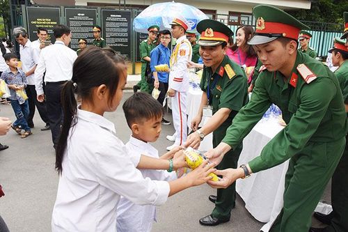 Bánh mì và chai nước yêu thương