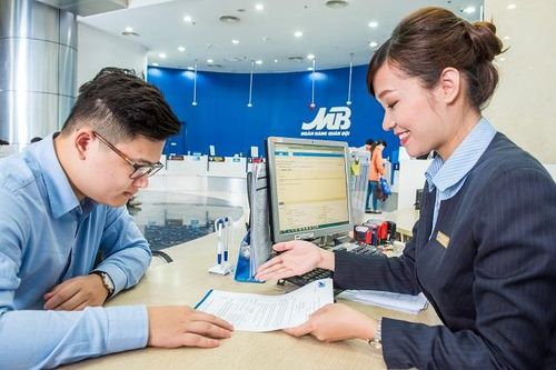 Rủi ro cao, ngân hàng vẫn hào hứng xuống tiền 'ôm' trái phiếu bất động sản