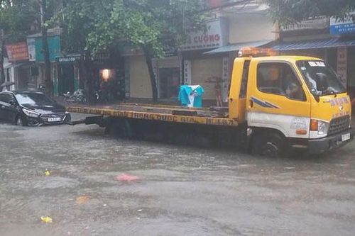 Mưa lũ gây ngập úng, nhiều trường học tại miền Trung hoãn khai giảng