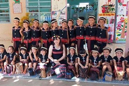 Sắc thổ cẩm học trò nơi thượng nguồn sông Cu Đê