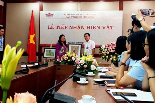 Tiếp nhận tranh cổ động Chân dung Chủ tịch Hồ Chí Minh bằng giấy dó