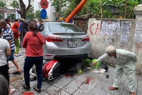 Chạy xe nhầm đường, nữ tài xế lùi xe tông 3 người