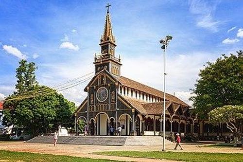 Nhà thờ Gỗ Kon Tum hơn 100 năm tuổi mang đậm màu sắc Tây Nguyên