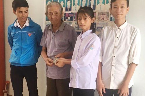 Nhặt được tiền, 2 học sinh nhờ xã phát loa thông báo tìm người đánh rơi