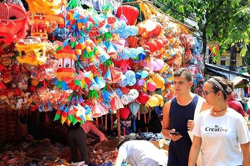 Nhộn nhịp chợ Trung thu truyền thống
