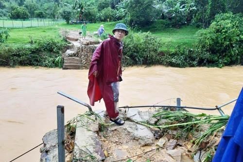 Nước lũ lên nhanh, nhiều nơi ở Hà Tĩnh bị ngập úng