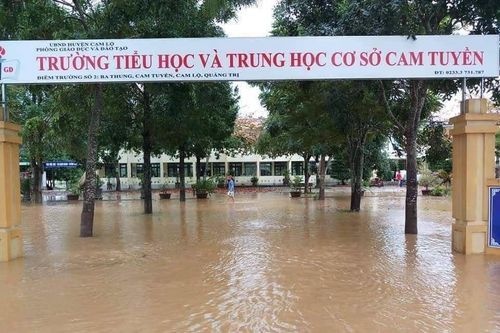 Hàng chục trường ở miền Trung hoãn khai giảng do mưa lũ