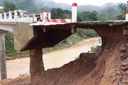 Quảng Trị: Nhà ngập, đường sạt, cầu xói lở do mưa lũ