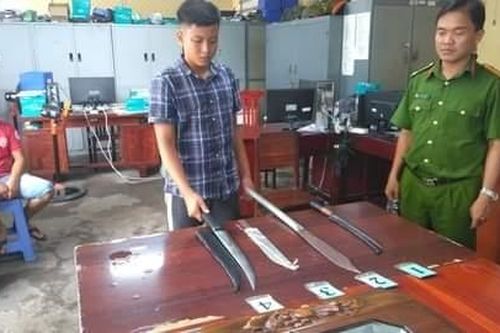 4 đối tượng mang mã tấu lao vào quán cà phê chém người