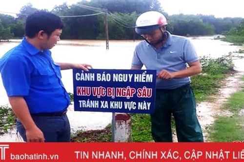 Tuổi trẻ Hà Tĩnh cắm biển cảnh báo ngập lũ, giúp dân gặt lúa