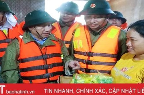 Bí thư Tỉnh ủy chỉ đạo ứng cứu mưa lụt, động viên người dân vùng 'rốn lũ' Hương Khê