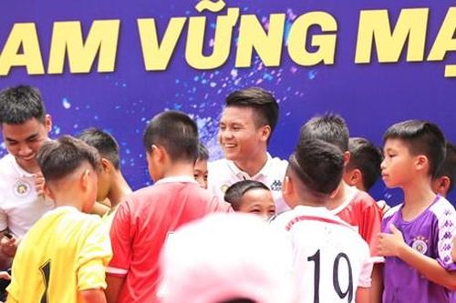 Quang Hải, Văn Quyết 'thắp lửa ước mơ' cho trẻ em Hà Nội
