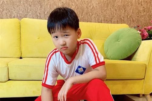 Tạo vài dáng 'sương sương' cho mẹ chụp hình, con trai Bảo Thanh được khen hết lời vì thần thái chẳng khác gì mẫu nhí
