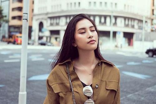 Hoa hậu Tiểu Vy khoe cá tính và thần thái trên phố Nhật
