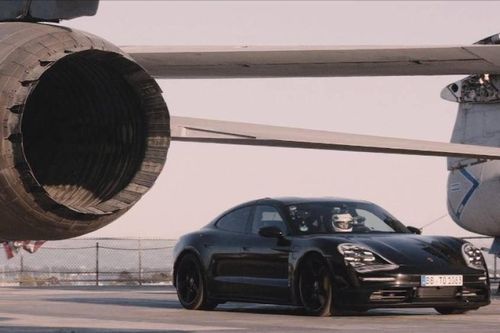 Porsche Taycan đạt tốc độ 145km/h trên boong tàu sân bay USS Hornet