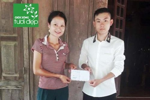 Nam sinh dũng cảm cứu 2 người thoát dòng nước lũ