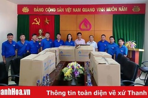Trao tặng máy tính cho các Đoàn xã, thị trấn tại 2 huyện Mường Lát và Quan Sơn
