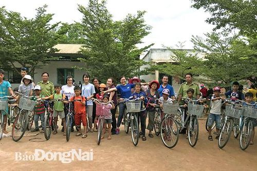 'Tiếp sức' trẻ làng bè đến trường