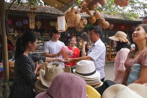 Đông đảo du khách đến tham quan Khu du lịch Tràm Chim và Đồng sen Tháp Mười dịp lễ 2/9