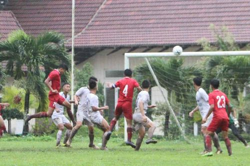 U16 HA.GL bị U16 Lào cầm hòa trong trận 'thủy chiến'