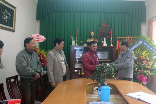 Chủ tịch UBMTTQVN tỉnh Lâm Đồng thăm hỏi, hỗ trợ đột xuất cho học sinh có hoàn cảnh khó khăn
